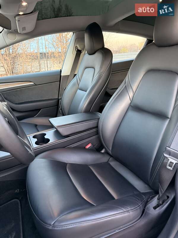 Седан Tesla Model 3 2021 в Ровно