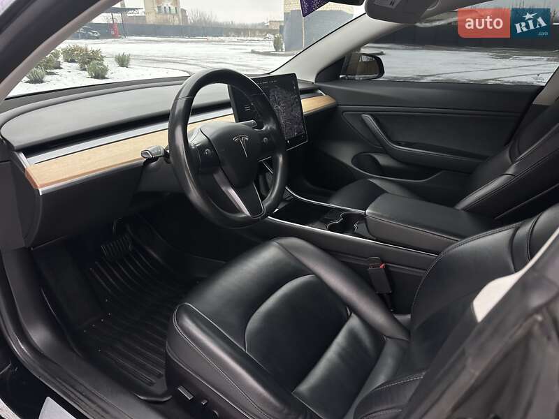 Седан Tesla Model 3 2018 в Ровно