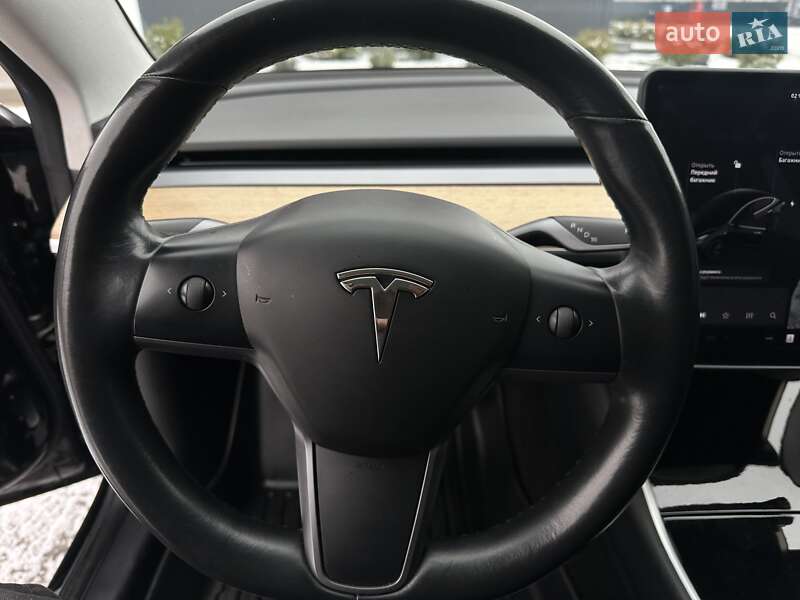 Седан Tesla Model 3 2018 в Ровно