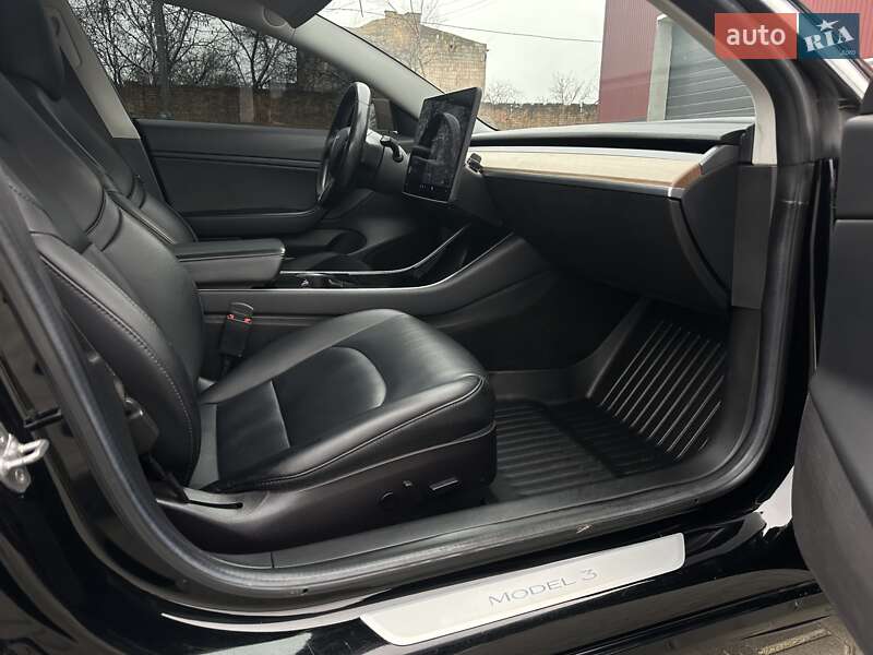 Седан Tesla Model 3 2018 в Ровно