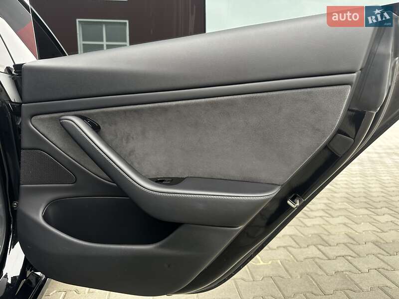 Седан Tesla Model 3 2018 в Ровно