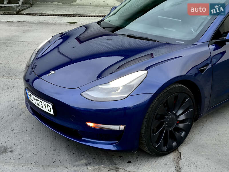 Седан Tesla Model 3 2023 в Львове