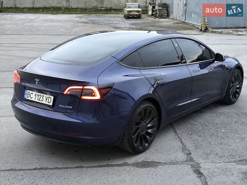 Седан Tesla Model 3 2023 в Львове