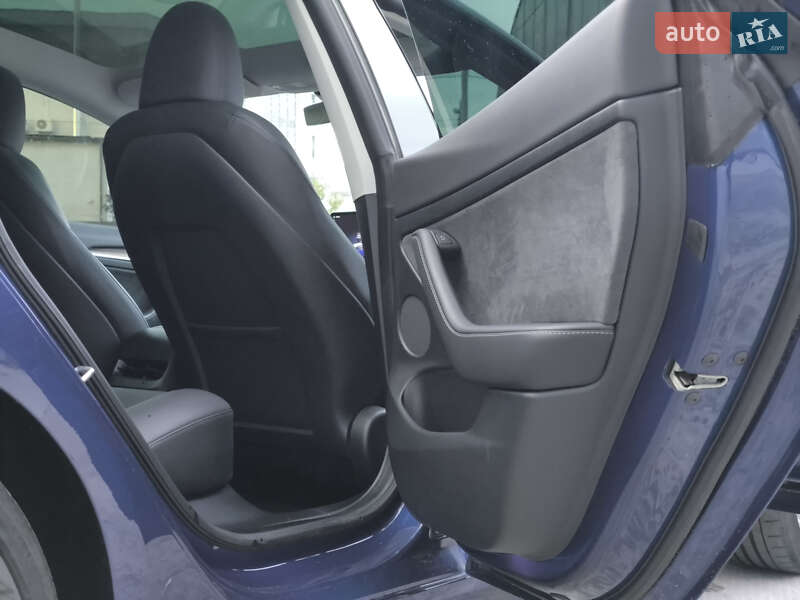 Седан Tesla Model 3 2023 в Львове