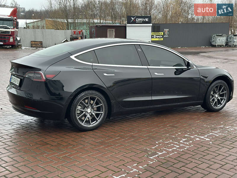 Седан Tesla Model 3 2020 в Ровно