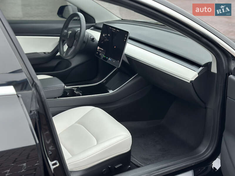 Седан Tesla Model 3 2020 в Ровно
