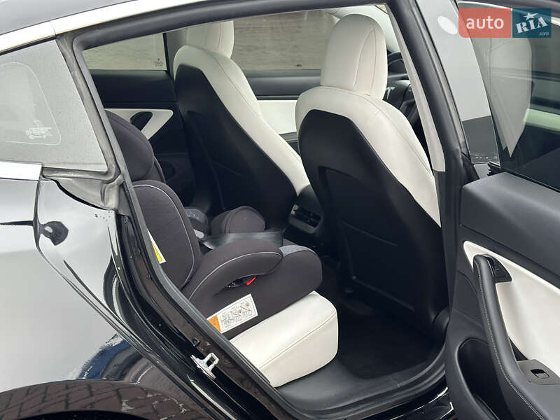 Седан Tesla Model 3 2020 в Ровно