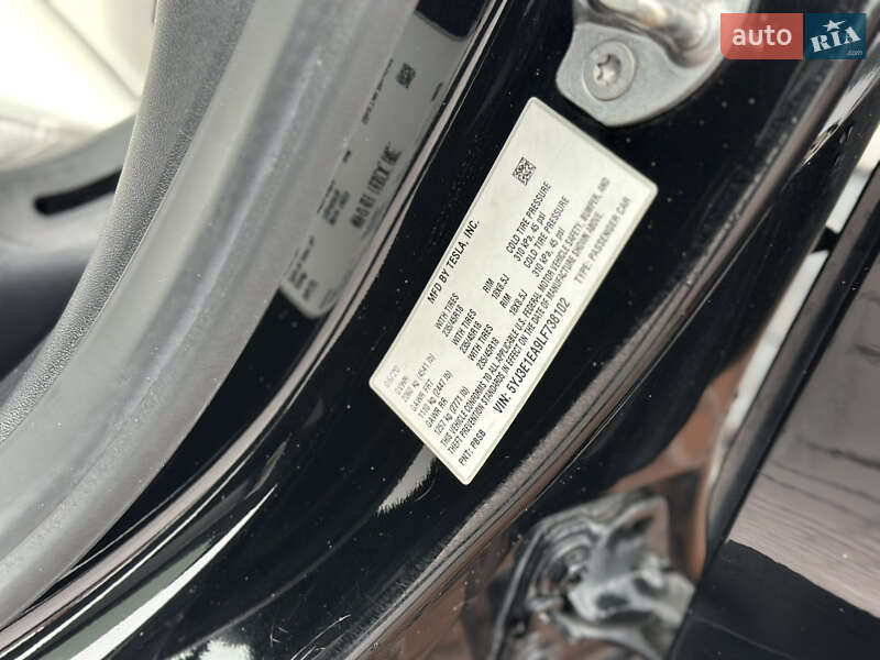 Седан Tesla Model 3 2020 в Ровно