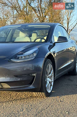 Седан Tesla Model 3 2019 в Сараті