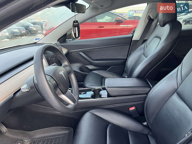 Седан Tesla Model 3 2019 в Львове