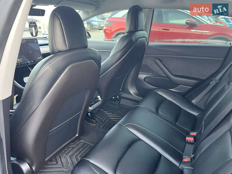 Седан Tesla Model 3 2019 в Львове