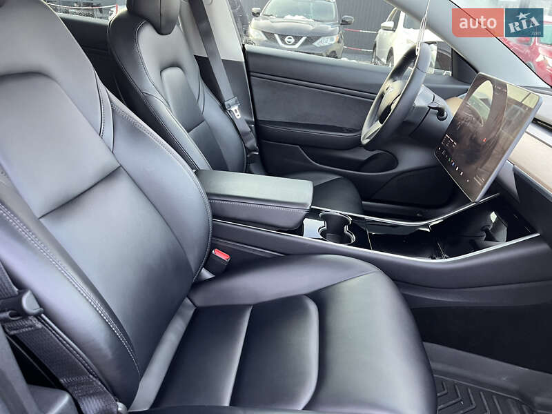 Седан Tesla Model 3 2019 в Львове