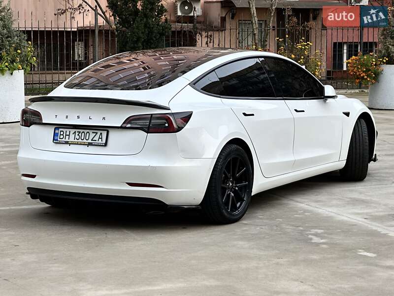 Седан Tesla Model 3 2017 в Одесі