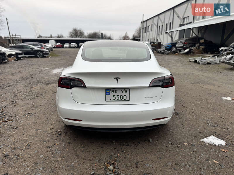 Седан Tesla Model 3 2022 в Ровно
