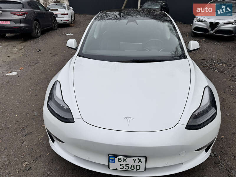 Седан Tesla Model 3 2022 в Ровно