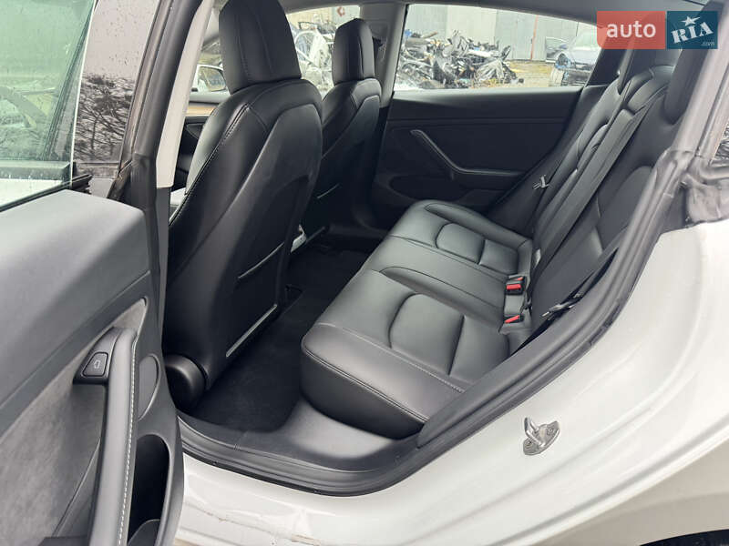 Седан Tesla Model 3 2022 в Ровно