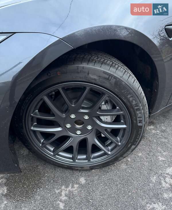 Седан Tesla Model 3 2025 в Києві