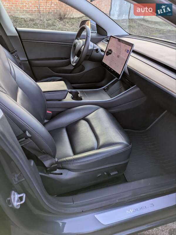 Седан Tesla Model 3 2019 в Полтаві