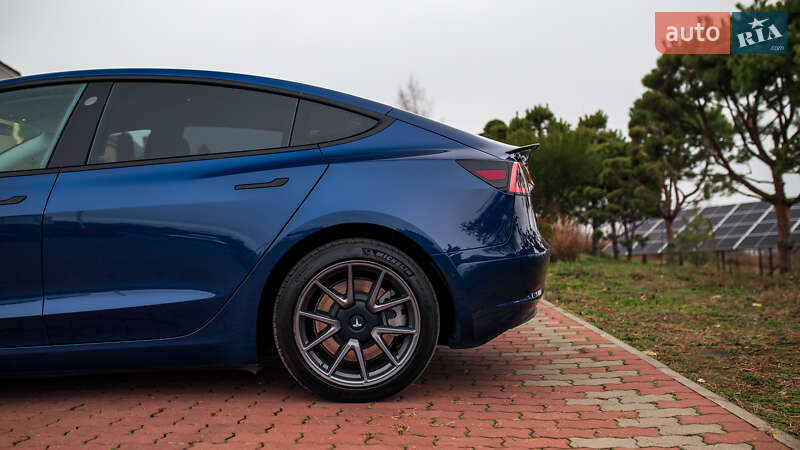 Седан Tesla Model 3 2019 в Чернівцях