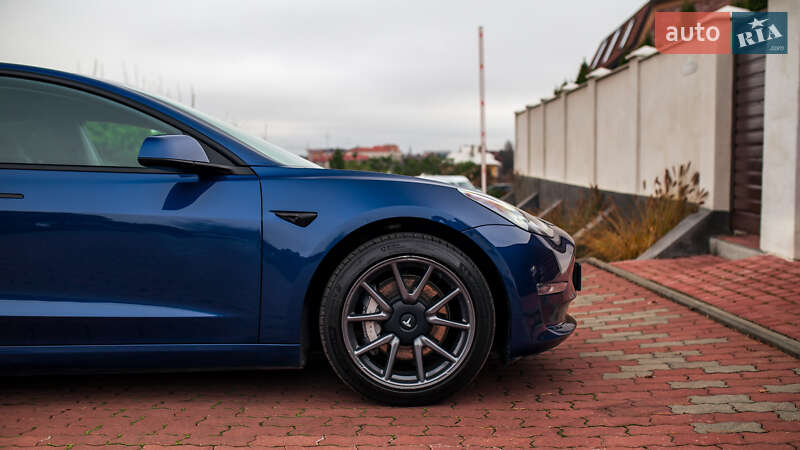 Седан Tesla Model 3 2019 в Чернівцях