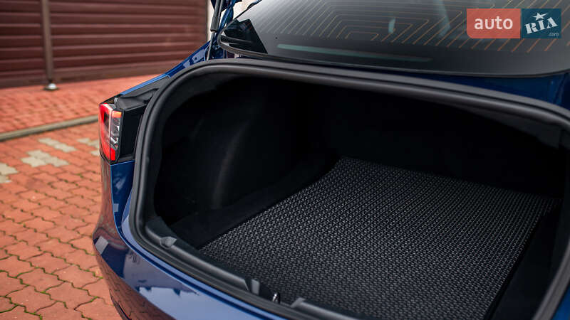 Седан Tesla Model 3 2019 в Чернівцях