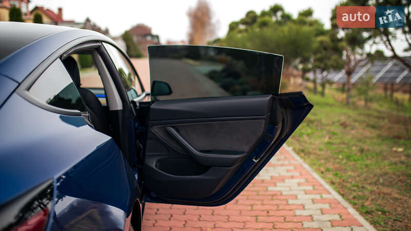 Седан Tesla Model 3 2019 в Чернівцях
