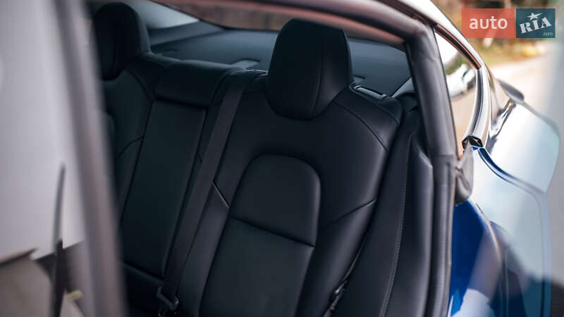 Седан Tesla Model 3 2019 в Чернівцях