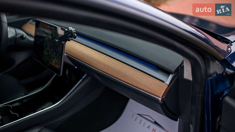 Седан Tesla Model 3 2019 в Чернівцях