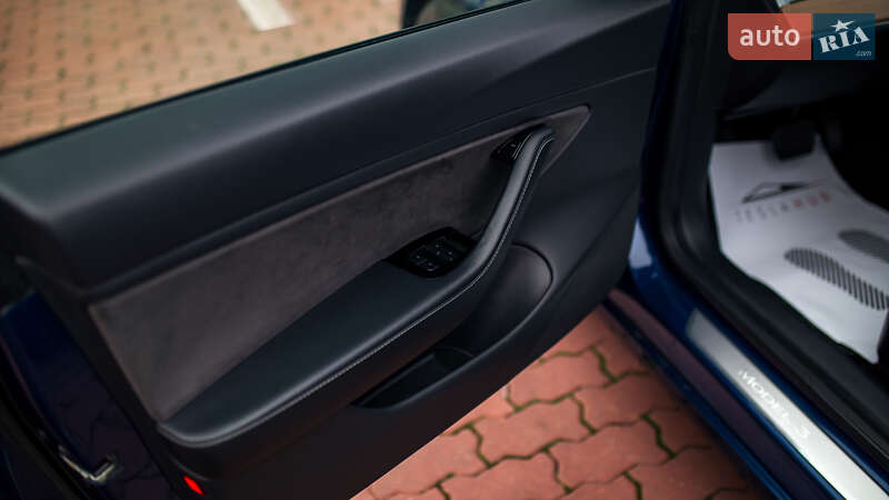 Седан Tesla Model 3 2019 в Чернівцях