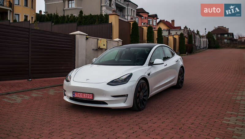 Седан Tesla Model 3 2023 в Чернівцях