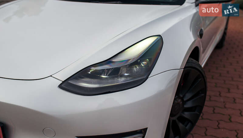 Седан Tesla Model 3 2023 в Чернівцях