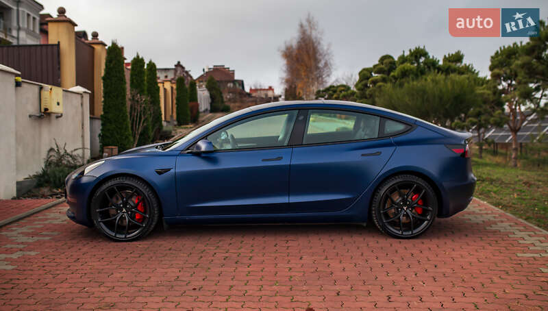 Седан Tesla Model 3 2022 в Черновцах