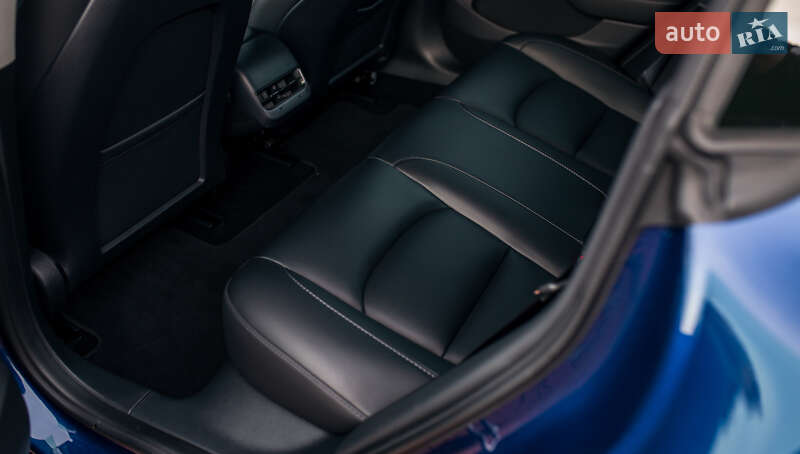 Седан Tesla Model 3 2022 в Черновцах