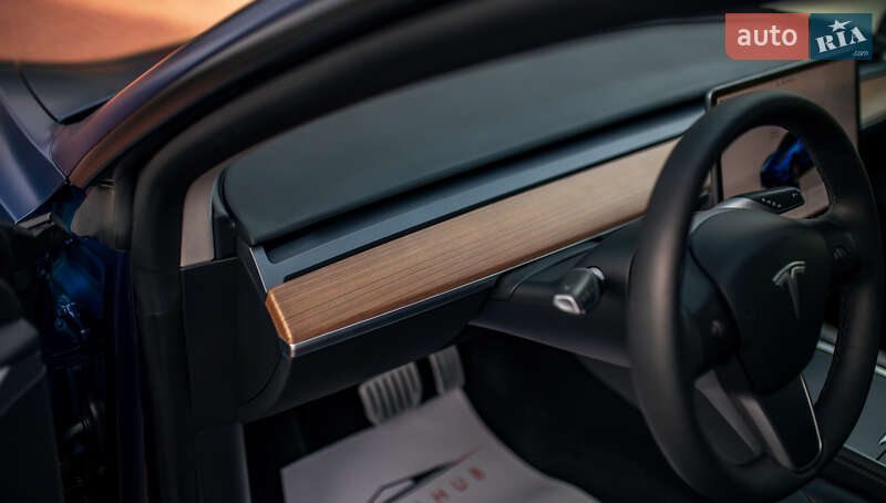 Седан Tesla Model 3 2022 в Черновцах