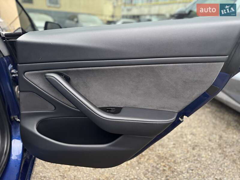 Седан Tesla Model 3 2020 в Ужгороді
