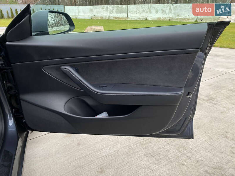 Седан Tesla Model 3 2021 в Луцке