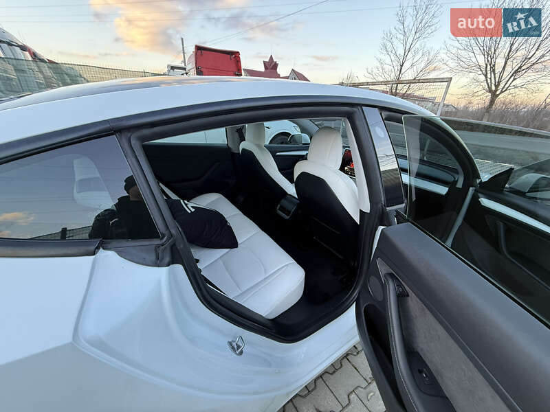 Седан Tesla Model 3 2023 в Хусте