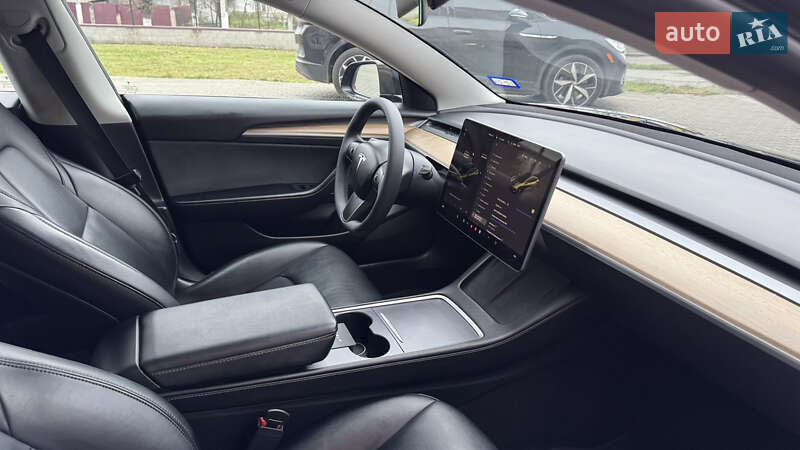 Седан Tesla Model 3 2023 в Луцке