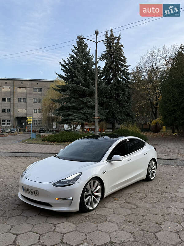 Седан Tesla Model 3 2019 в Львові