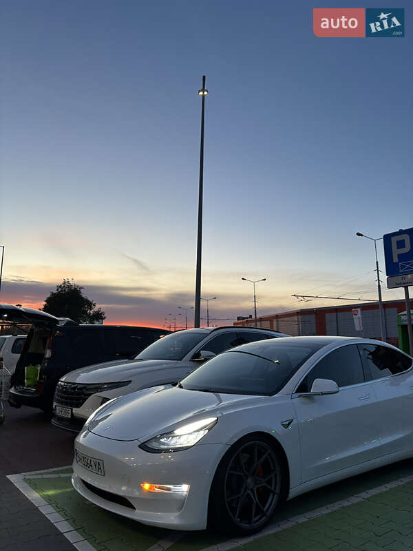 Седан Tesla Model 3 2019 в Львові