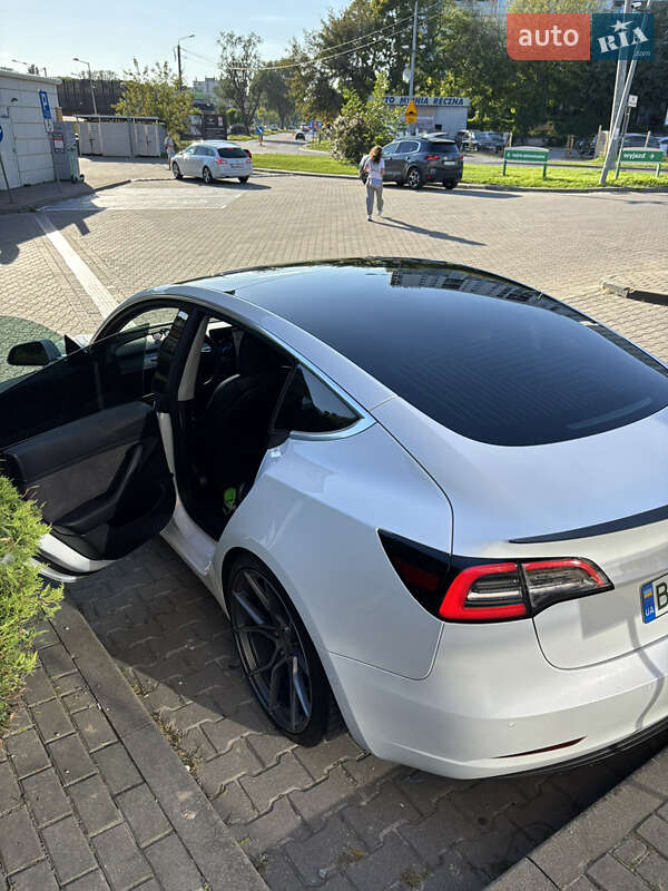 Седан Tesla Model 3 2019 в Львові