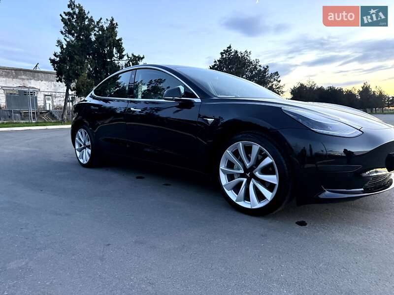 Седан Tesla Model 3 2019 в Ізмаїлі