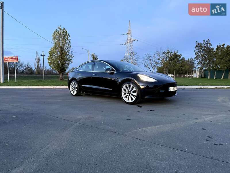 Седан Tesla Model 3 2019 в Ізмаїлі