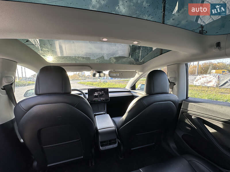 Седан Tesla Model 3 2022 в Львове