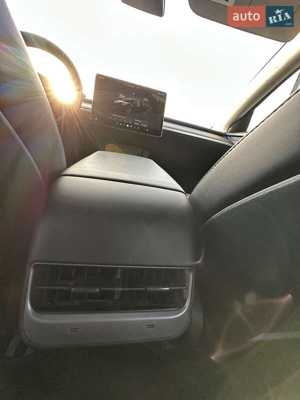 Седан Tesla Model 3 2022 в Львове