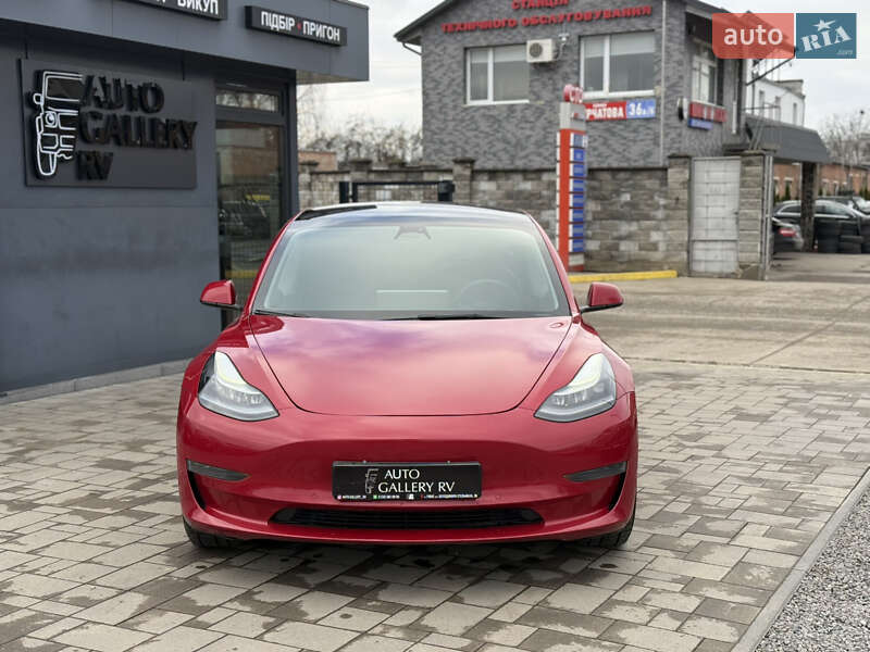 Седан Tesla Model 3 2022 в Ровно