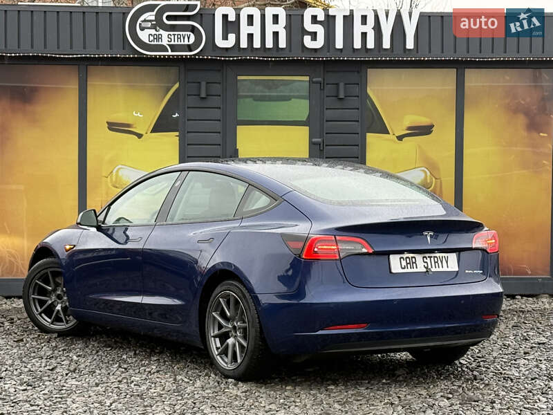 Седан Tesla Model 3 2022 в Стрию