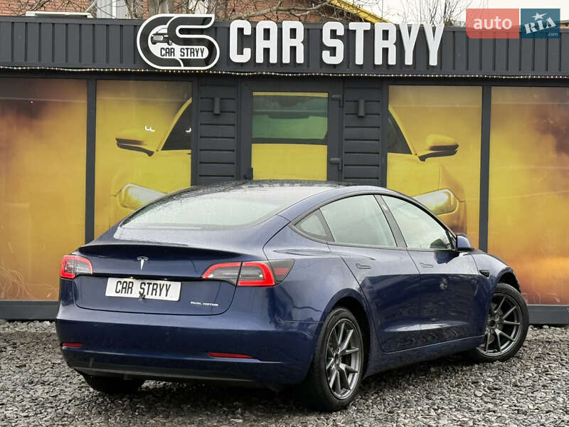 Седан Tesla Model 3 2022 в Стрию