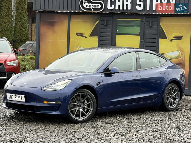 Седан Tesla Model 3 2022 в Стрию