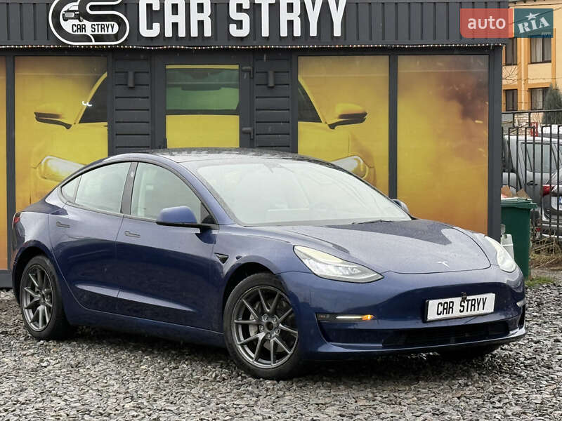 Седан Tesla Model 3 2022 в Стрию